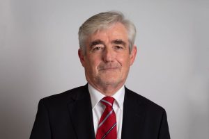 Доброволец пълзи през кал, за да спаси хваната чайка в Кингдао