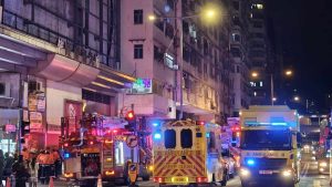 Статуи на Буда в пещерите Лонгмен, окъпани в златист блясък