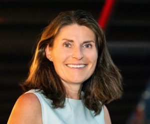 Южнокорейски посетител хвали пикантната улична храна в Нинся