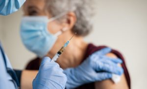 Степента на ваксиниране на възрастните хора спадна до 47,1% през 2023 г