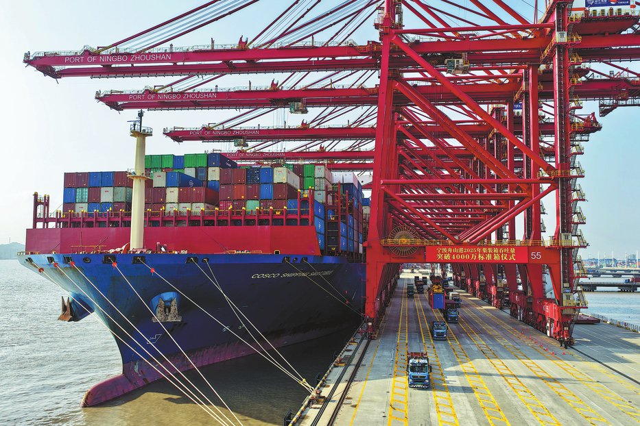 Пристанището постига ключов етап в контейнерния капацитет