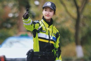 Hangzhou „Bunny Officer“ става вирусен с нежно управление на трафика