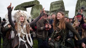 Хиляди аплодират, докато слънцето изгрява на зимното слънцестоене в британския Стоунхендж