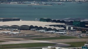 6 ранени, след като превозно средство завива, за да избегне отделен контейнер на летището в Хонконг