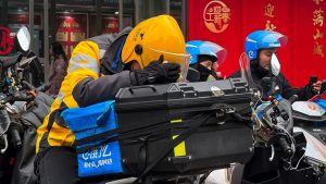 Китай предупреждава интернет платформите да не прехвърлят данъчната тежест върху работещите в концерти