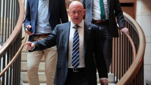 Пентагонът ще намали пенсионното възнаграждение на сенатор Марк Кели заради лошо поведение, казва Хегсет