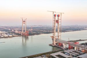 Завършена е решаваща кула по линията Шенжен–Дзянмън