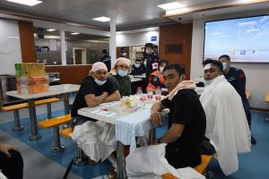 Прехвърлени са 17 спасени филипински членове на екипажа