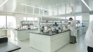 В интелигентната фабрика на местната козметична марка Kans