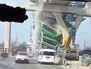 2-ма загинаха при рухването на кран в Тайланд само ден след като друг уби 32-ма пътници от влака