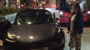 Полицията в Хонконг арестува рускиня за нападение с кола Tesla, размахване на нож