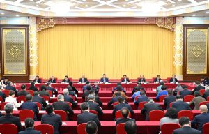 Си посещава политически съветници, присъединява се към дискусията на годишната сесия