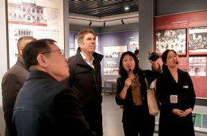 Студентите от университета Шанси водят чуждестранни колеги през 120-годишната история